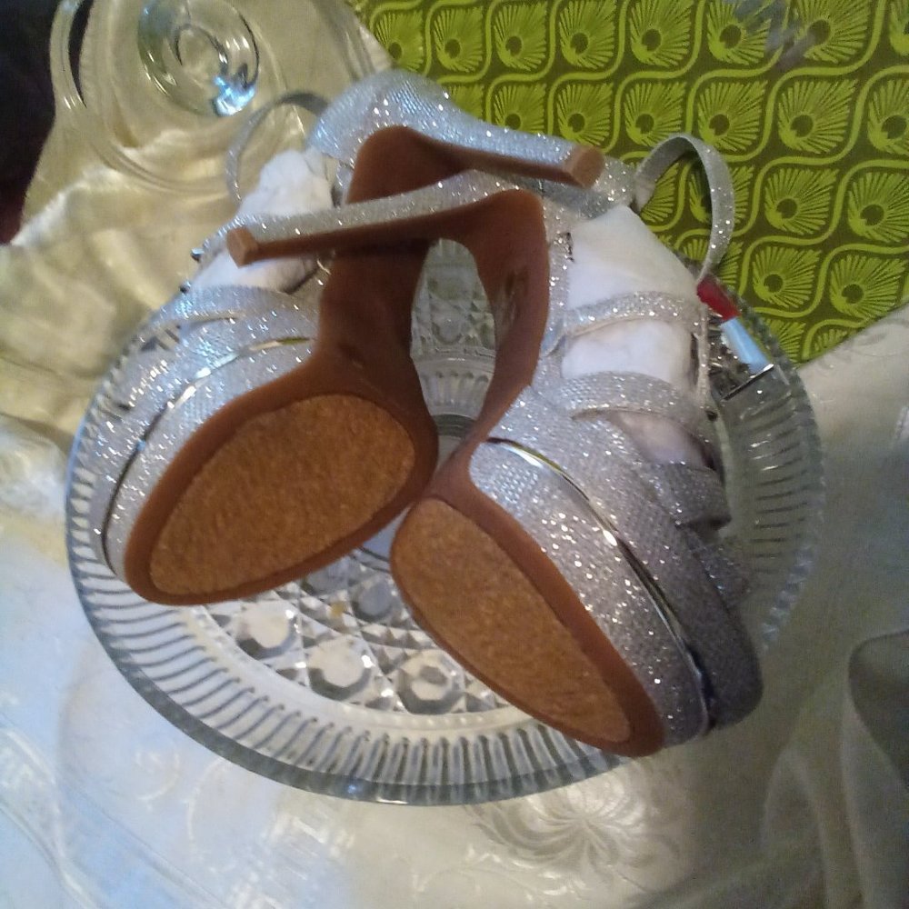 💖Gianni Bini Silver Platform Heels Size:8 BNWT - Picture 7 of 14